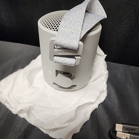 Sony XB100 Waterproof Wireless Bluetooth Speaker W Hands Free Mic & Strap - Picture 4 of 11